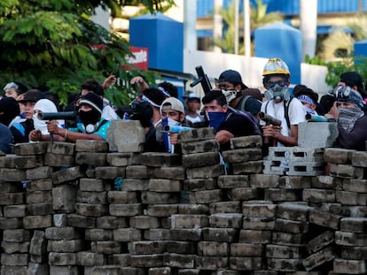 Opositores a Daniel Ortega tras una barricada en Managua el 30 de mayo. 