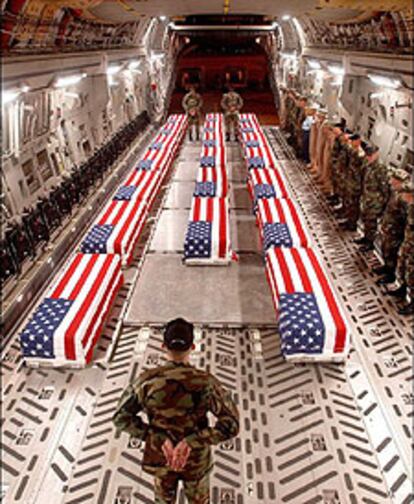 La difusión por Internet de las primeras fotografías de ataúdes de soldados estadounidenses muertos en Irak, como ésta tomada en la base de Dover (EE UU), ha irritado al Pentágono, que reforzará las normas que lo prohíben. El presidente Bush no ha asistido a ninguna ceremonia pública de homenaje a los 700 soldados de su país caídos en la guerra.