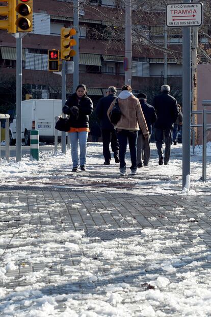 Sostenerse de pie en la avenida Manuel Azaña de Barcelona no es una tarea fácil esta soleada mañana.