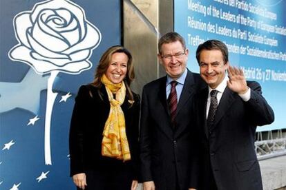 Trinidad Jiménez, José Luis Rodríguez Zapatero y Poul Nyrup Rasmussen saludan al inicio del encuentro en Madrid.