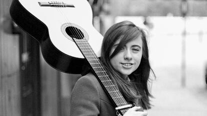 Mari Trini en 1966, con 19 años, posando en una calle de Madrid.