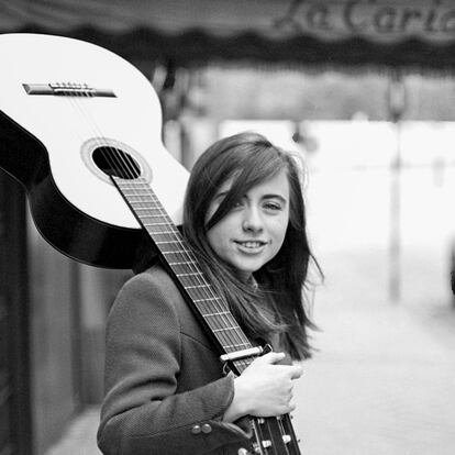 Mari Trini en 1966, con 19 años, posando en una calle de Madrid.
