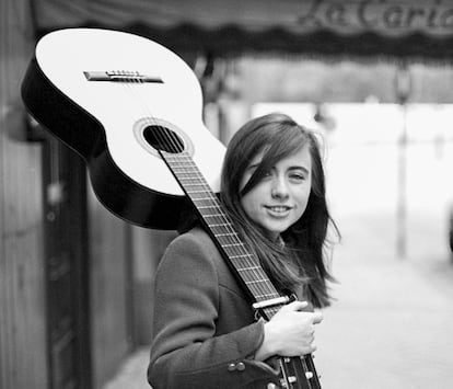 Mari Trini en 1966, con 19 años, posando en una calle de Madrid.