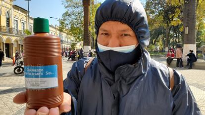 Johny Núñez enseña el compuesto químico adquirido en la Farmacia Boliviana, donde se comercializa el dióxido de cloro.