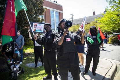Los miembros del Nuevo Partido Panteras Negras de Washington DC y Raleigh se reúnen afuera del edificio de seguridad pública del condado de Pasquotank para protestar, este martes.