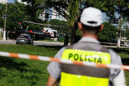 Un polica custodia la zona donde ocurri el accidente areo este viernes, en S?o Paulo (Brasil).
