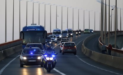 Llegada del autobús de la selección española a la isla de Ré. La Roja comienza una nueva aventura europea con el objetivo de situarse en la final del próximo 10 de julio, cuando se celebrará la final en el Estadio de Francia de París.