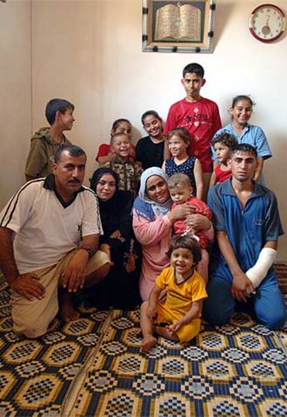 Dos familias palestinas asentadas en un campo de refugiados.