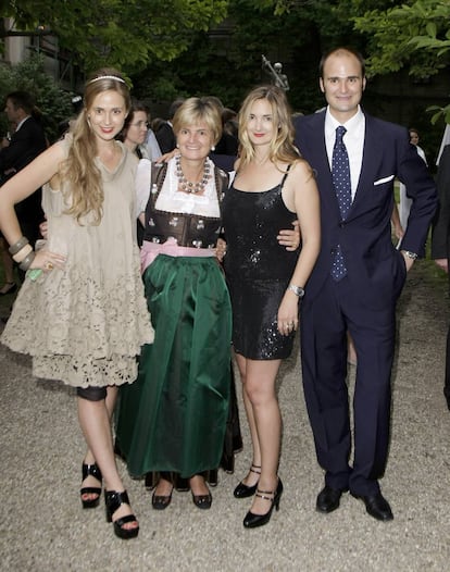 La princesa Gloria von Thurn und Taxis junto a sus tres hijos, Elisabeth y a la derecha Maria Teresa y Albert, en Ratisbona, en 2009.