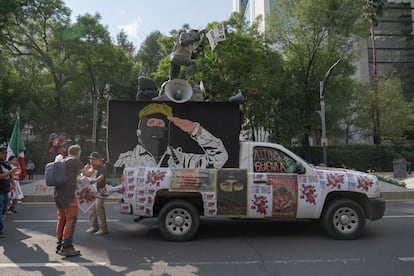 Una camioneta lleva una estatua militar con un letrero de la Orcao en el techo, a modo de denuncia del grupo paramilitar.