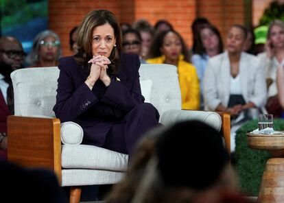 Kamala Harris escucha a una víctima de un tiroteo en una escuela, este jueves durante el programa.