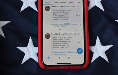 Tuits de Trump etiquetados con la advertencia de que pueden resultar engañosos.