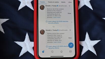 Tuits de Trump etiquetados con la advertencia de que pueden resultar engañosos.