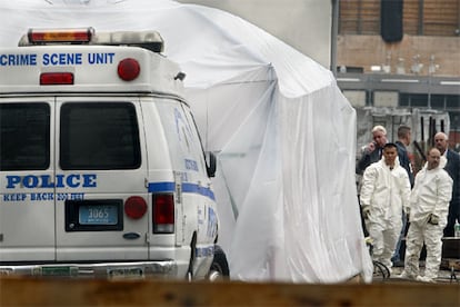 Imagen de los equipos que participan en las labores de recuperación de  los restos humanos hallados en la zona del World Trade Center