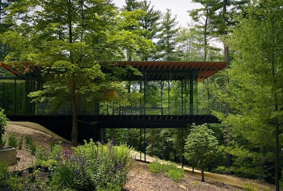 Casa de cristal y madera proyectada por el estudio de Kengo Kuma en New Canaan, Connecticut (Estados Unidos).