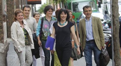 A la izquierda, y en primer término, Maider Etxebarria e Íñigo Iruin, los dos miembros de Sortu que han ofrecido la rueda de prensa.
