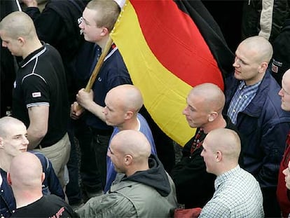 Simpatizantes de la ultraderecha se manifiestan en la ciudad de Rostock, en el este de Alemania.