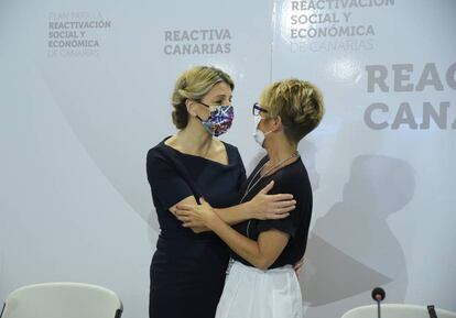 La vicepresidenta tercera y ministra de Trabajo y Economía Social, Yolanda Díaz (izquierda), y la consejera de Economía, Conocimiento y Empleo del Gobierno de Canarias, Elena Máñez, durante una reunión con agentes sociales el 3 de junio de 2021 en Santa Cruz de Tenerife