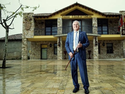 Carlos Rivera, ante el Ayuntamiento de Torremocha de Jarama. 