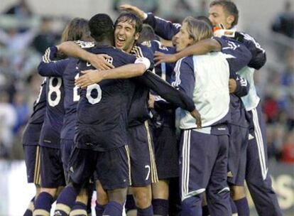 Jugadores del Madrid, titulares y suplentes, festejan con alborozo la victoria en Santander.