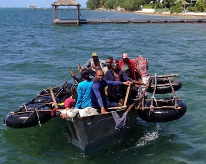 Un bote de fabricaci&oacute;n casera con 16 cubanos a su llegada a la isla de Gran Caim&aacute;n en agosto.