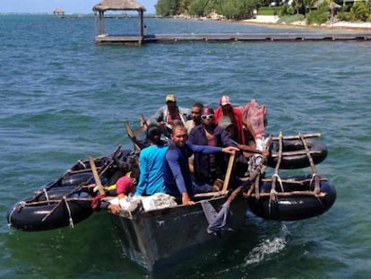 Un bote de fabricaci&oacute;n casera con 16 cubanos a su llegada a la isla de Gran Caim&aacute;n en agosto.