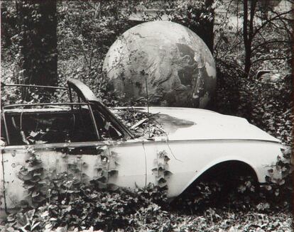 'Abandoned car with globe' (1988-89).
