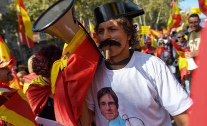 Manifestante contra el separatismo catalán, el 27 de octubre en Barcelona.