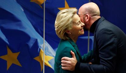 Ursula von der Leyen, el viernes, con Charles Michel.