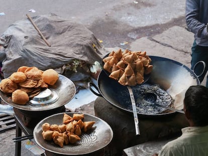 Un vendedor de samosas, uno de los platos más famosos de India, aguarda junto a su puesto de comida callejera en Mumbai. India, que es el tercer país con más contagios hoy por covid-19, aún mantiene el confinamiento.