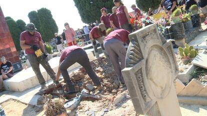 Trabajos de exhumación en la fosa 112 del cementerio de Paterna.