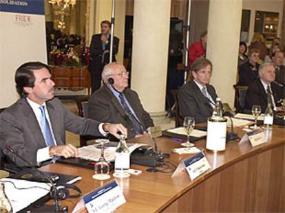 Aznar, junto Gorbachov, durante la inauguración de la I Conferencia sobre Transición y Consolidación Democrática.