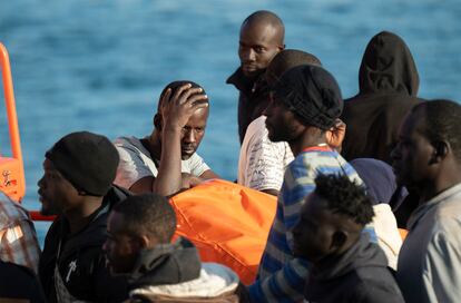 Un grupo de migrantes este lunes a su llegada a puerto de Arrefice (Lanzarote) tras ser rescatados por Salvamento Marítimo. 