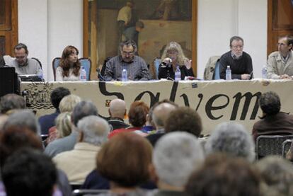 Integrantes de la plataforma vecinal Salvem El Cabanyal, ayer, durante un momento de la asamblea celebrada en el Ateneo Marítimo.