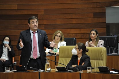 El presidente de la Junta de Extremadura, Guillermo Fernández Vara, en una sesión de la Asamblea extremeña.