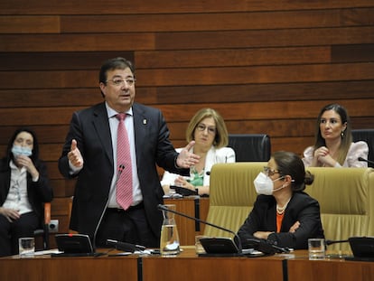 El presidente de la Junta de Extremadura, Guillermo Fernández Vara, en una sesión de la Asamblea extremeña.