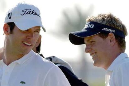 Los ingleses Paul Casey (a la izquierda) y Luke Donald, felices por su liderato.