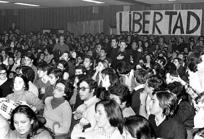 Estudiantes congregados en el salón de actos de la Facultad de Filosofía de la Universidad Autónoma de Madrid para escuchar a Joaquín Ruiz Giménez, representante de izquierda Democrática, Pablo Castellanos, representante del PSOE y Simón Sánchez Montero, representante del Partido Comunista Español, en 1976. 
