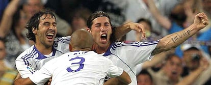 Raúl, Pepe y Sergio Ramos celebran el gol del delantero, el primero del Madrid.