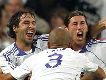 Raúl, Pepe y Sergio Ramos celebran el gol del delantero, el primero del Madrid.
