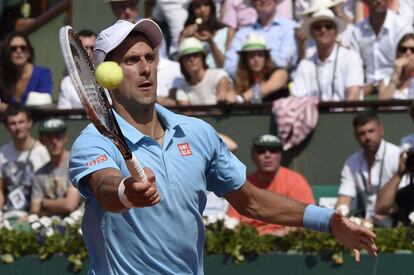 Djokovic golpea de derecha durante la final masculina de Roland Garros 2014.