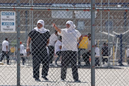 Personas detenidas en el centro de detención privado GEO Group ICE Processing en Adelanto, California, el 10 de julio.