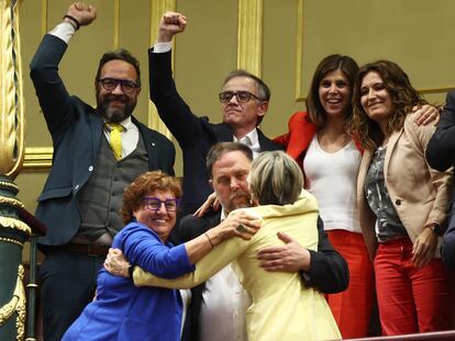 En la primera fila, la exconsejera de la Generalitat de Catalunya Dolors Bassa (de azul), el presidente de ERC, Oriol Junqueras y la expresidenta del Parlament Carme Forcadell celebran la aprobación de la ley.