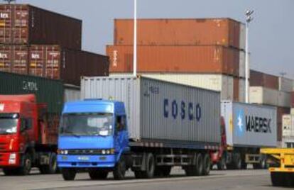 Un camión transporta un contenedor de Cosco, la mayor naviera de Asia por valor de mercado, en el puerto de Qingdao. EFE/Archivo