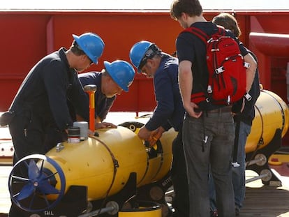 Unos t&eacute;cnicos preparan el submarino aut&oacute;nomo que busca restos del MH370 en el fondo del &Iacute;ndico. 