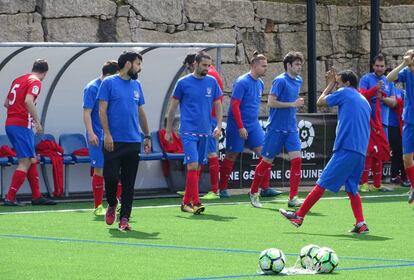 Juan Pablo Fernández-Tejero (en la foto, a la izquierda, con pantalón negro) entrena al Atlético Genuine. Igual que en Marco en ‘Campeones’ (“Vamos a competir. Y competir significa ganar", reclamaba el técnico de la ficción) destaca por pedir el máximo a sus jugadores. “Representan a la perfección los valores de sus clubes. Más incluso que los profesionales, que como se sabe van y vienen. Estos chicos tienen un sentimiento a prueba de bombas”, subraya. Asegura que sus chicos viven las convocatorias “con más intensidad que los 23 que van a ir al Mundial”. “Cuando salen hacia los partidos están concentrados, a tope con su música, bailando, jugando a las cartas. Lo normal. Lo que harías los jugadores de élite, pero de verdad”.