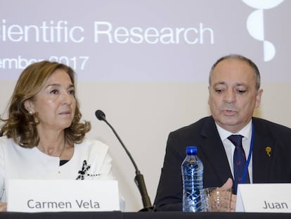 Carmen Vela, junto con Juan Lerma, director del Comité Científico de 100xCiencia, ayer.
