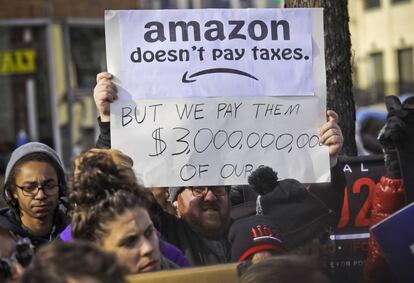 Grupo de manifestantes protesta contra o plano da Amazon em Nova York.