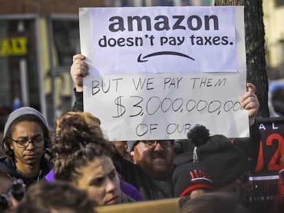 Grupo de manifestantes protesta contra o plano da Amazon em Nova York.