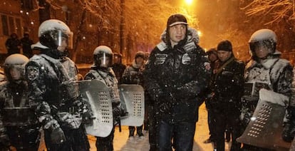 Vitali Klitschko, l&iacute;der del partido de la oposici&oacute;n UDAR, pasea entre polic&iacute;as en Kiev esta semana.